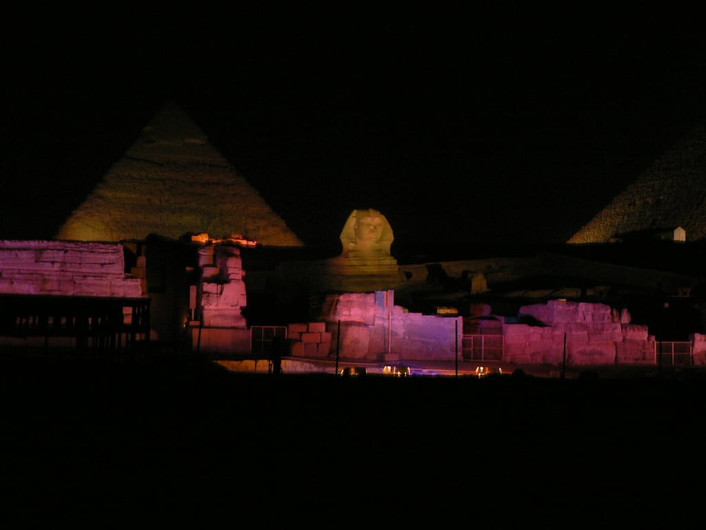 吉萨金字塔的夜景