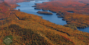 该湖位于阿迪朗达克山脉，位于纽约州的老弗吉河湾之间。