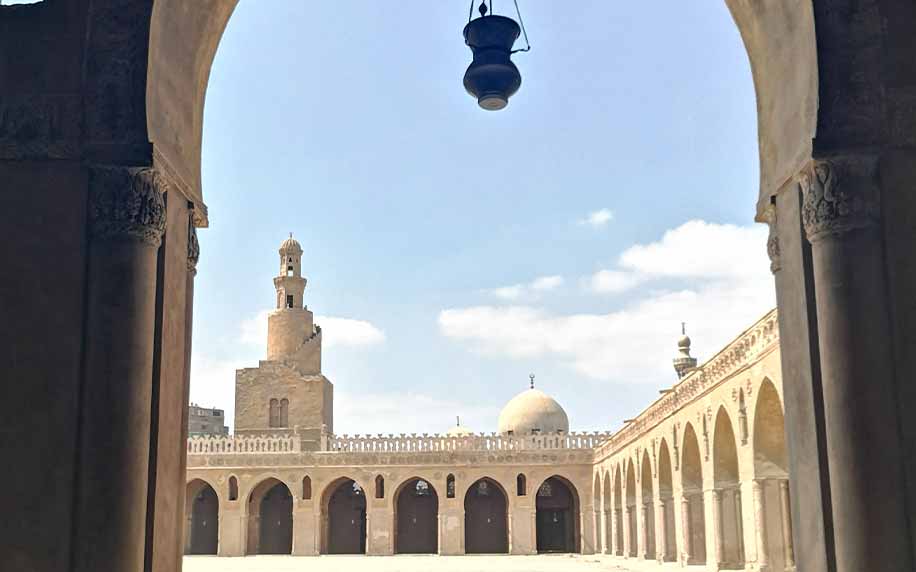 通往伊本·图伦清真寺庭院的装饰华丽的门口