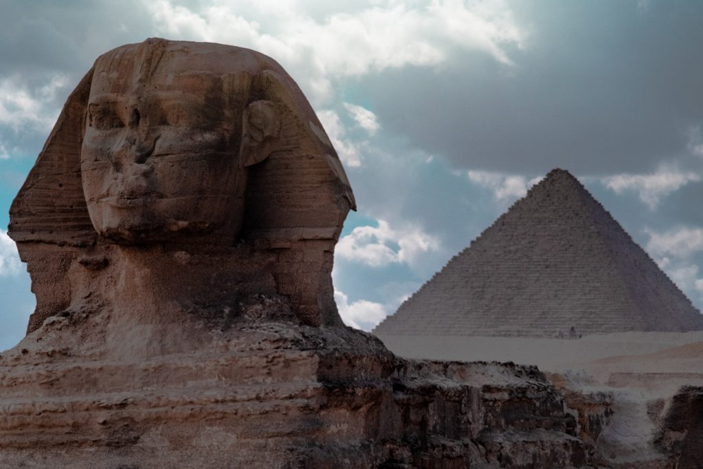 参观金字塔时看到狮身人面像