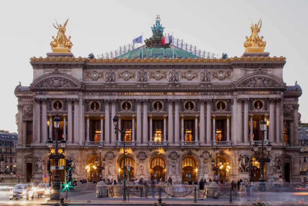 加尼耶宫是法国最奢华的歌剧院，它与埃菲尔铁塔、卢浮宫和巴黎圣母院等著名地标齐名，被认为是法国的象征。这座世界著名的歌剧院位于巴黎第9区歌剧院广场。加尼耶宫在1923年被称为历史纪念碑。