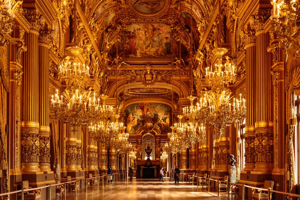 加尼耶宫的大门厅是一件富丽堂皇的杰作
