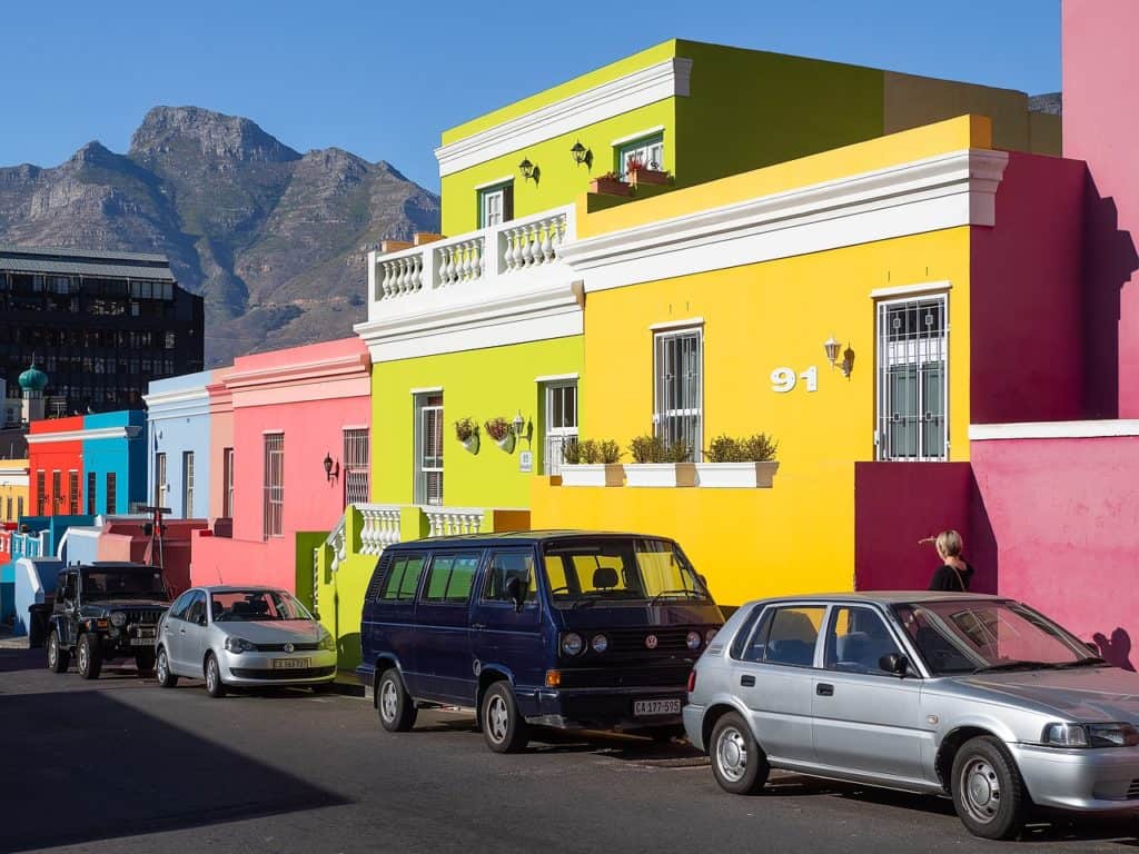 五颜六色的建筑，街道，汽车，房子，山