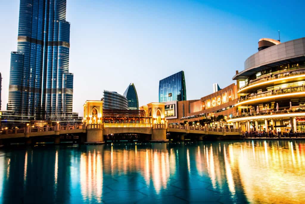 迪拜购物中心和迪拜喷泉在过去的20年里，迪拜已经成为世界上最好的旅游景点之一。它为游客和居民提供了如此多的活动和令人兴奋的机会，当你在那里的时候，你永远不会有片刻的无聊。从娱乐公园到购物中心和许多户外活动，迪拜是来自世界各地游客名副其实的天堂。