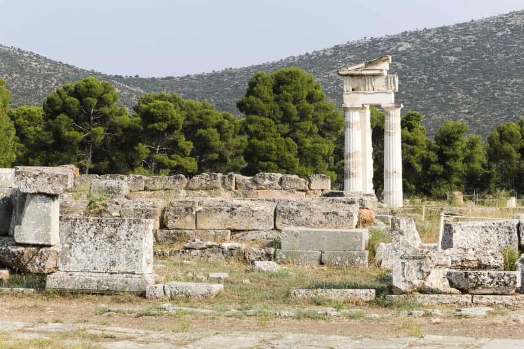 希腊最重要的考古遗址之一是古埃皮达鲁斯。它以拥有一个令人难以置信的音响效果良好的古代剧院而闻名。不过，这个地区非常适合度假。在希腊大陆的伯罗奔尼撒半岛，有一个地方叫埃皮达鲁斯。