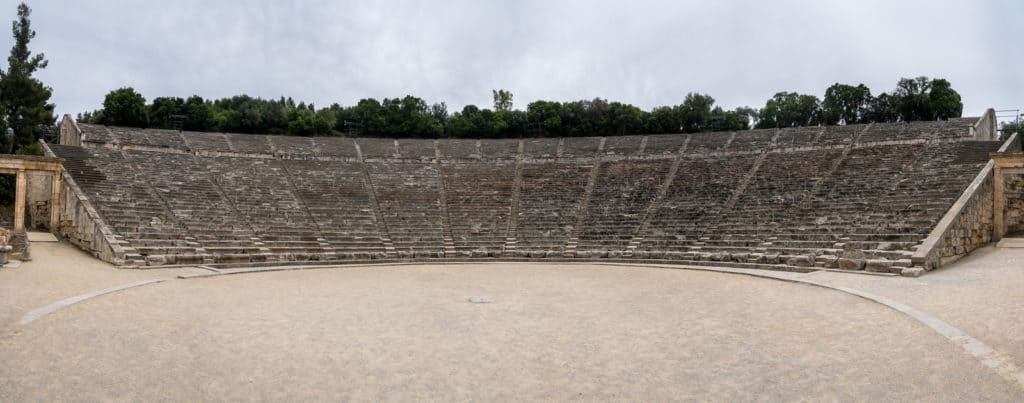 希腊最重要的考古遗址之一是古埃皮达鲁斯神庙。它以拥有一个令人难以置信的音响效果良好的古代剧院而闻名。不过，这个地区非常适合度假。在希腊大陆的伯罗奔尼撒半岛，有一个地方叫埃皮达鲁斯。